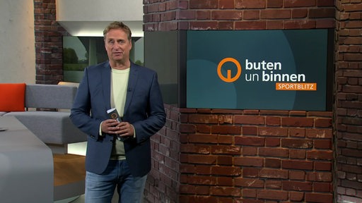 Sportblitz Moderator Stephan Schiffner im buten un binnen Studio. 