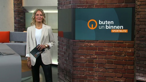 Zu sehen ist die sportblitzmoderatorin Janna Betten im Sportblitzstudio.