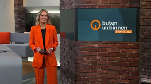 Die Moderatorin Janna Betten im Studio von buten un binnen.