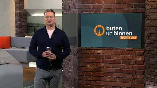 Moderator Stephan Schiffner im Sportblitz Studio von buten un binnen.