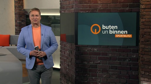 Moderator Stephan Schiffner im Sportblitz Studio von buten un binnen.