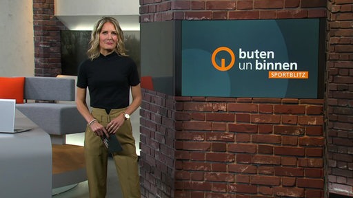 Zu sehen ist die Moderatorin Janna Betten im Sportblitzstudio.