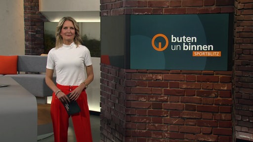 Die Moderatorin Janna Betten im Studio von buten un binnen