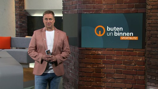 Sportblitz Moderator Stephan Schiffner im buten un binnen Studio. 