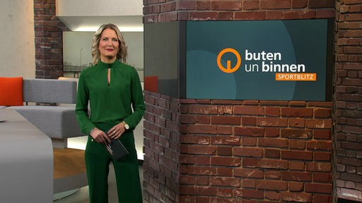 Die Moderatorin Janna Betten im Studio von buten un binnen.