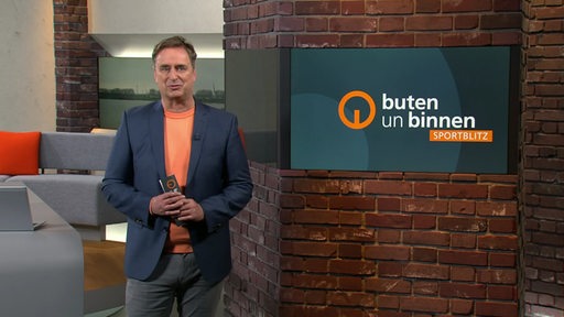 Sportblitz Moderator Stephan Schiffner im buten un binnen Studio. 