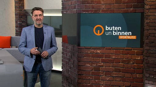 Moderator Jan Dirk Bruns im Sportblitz Studio von buten un binnen.