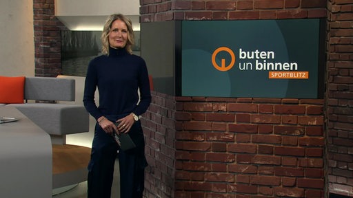 Zu sehen ist die Moderatorin Janna Betten im Sportblitzstudio.