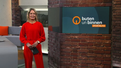 Die Moderatorin Janna Betten im Studio von buten un binnen.