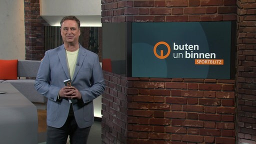 Der Moderator Stephan Schiffner im Studio von buten un binnen.