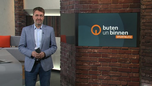 Moderator Jan-Dirk Bruns im Sportblitz Studio von buten un binnen.