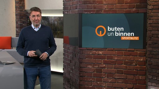 Der Moderator Jan-Dirk Bruns im Studio von buten un binnen.