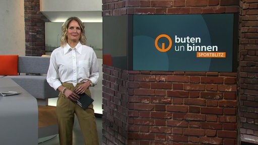 Sportblitz Moderatorin Janna Betten im Studio von buten un binnen. 