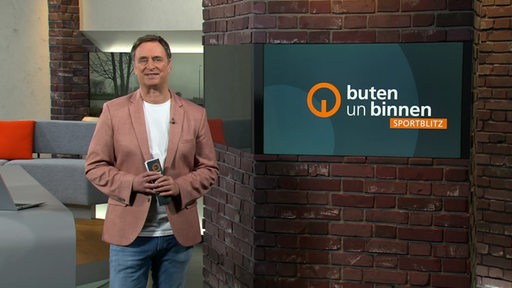 Der Moderator Stephan Schiffner im Studio von buten un binnen.