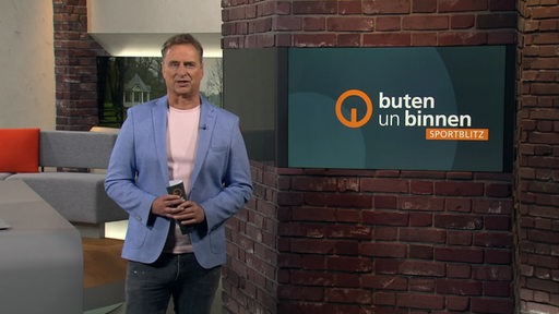 Der Sportblitz Moderator Stephan Schiffner im Studio von buten un binnen