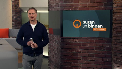 Moderator Stephan Schiffner im Studio von buten un binnen.