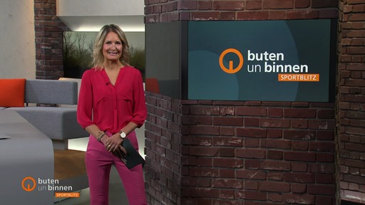 Die Moderatorin Janna Betten im Studio von buten un binnen.