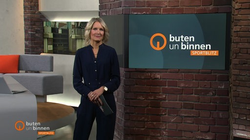 Zu sehen ist die Moderatorin Janna Betten im Sportblitzstudio.