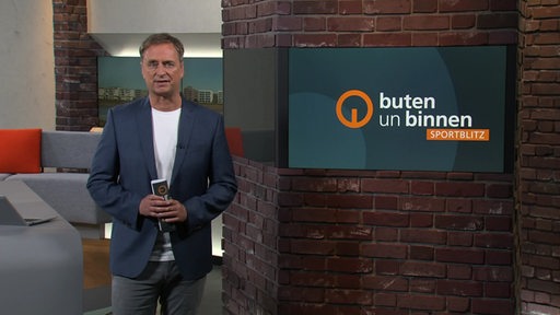 Der Moderator Stephan Schiffner im Studio von buten un binnen.