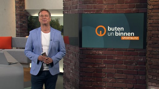 Der Sportblitzmoderator Stephan Schiffner im Studio von buten un binnen