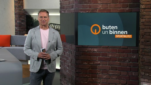 Zu sehen ist der Moderator Stephan Schiffner im Sportblitzstudio.