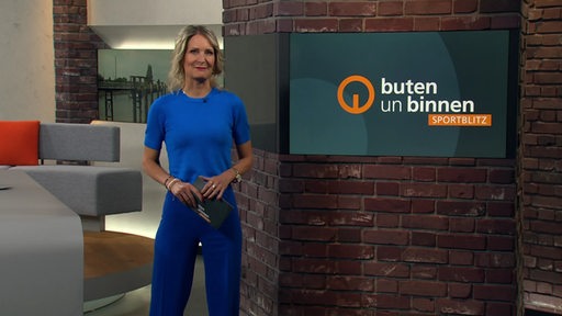 Die Moderatorin Janna Betten im Studio von buten un binnen.