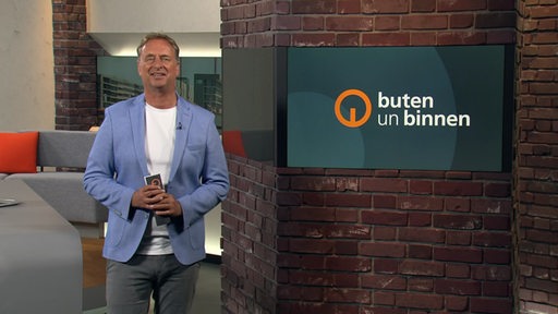 Der Moderator Stephan Schiffner im Studio von buten un binnen