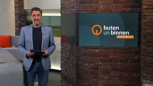 Moderator Jan-Dirk Bruns im Sportblitz Studio von buten un binnen.