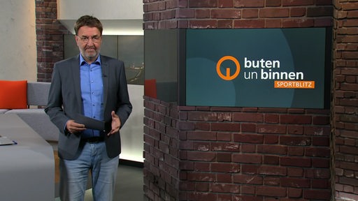 Moderator Jan-Dirk Bruns im Sportblitz Studio von buten un binnen.