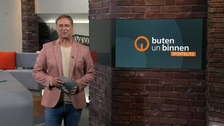 Sportblitz Moderator Stephan Schiffner im Studio von buten un binnen.