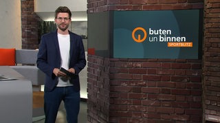 Der Sportblitzmoderator Niko Schleicher im Studio von buten un binnen