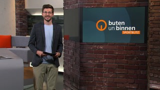 Sportblitz Moderator Niko Schleicher im Studio von buten un binnen.