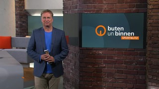 Sportblitz-Moderator Stephan Schiffner im Studio von buten un binnen