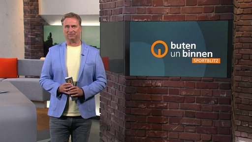 Der Sportblitzmoderator Stephan Schiffner im Studio von buten un binnen