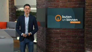 Sportblitz Moderator Yannick Lowin im Studio von buten un binnen.