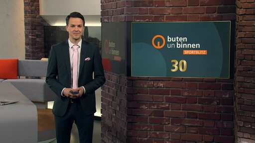 Sportblitz Moderator Yannick Lowin im Studio von buten un binnen