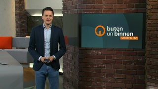 Der Sportblitzmoderator Yannick Lowin im Studio von buten un binnen