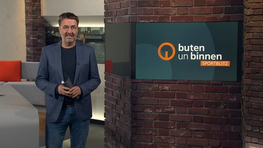 Moderator Jan-Dirk Bruns im Sportblitz Studio von buten un binnen.