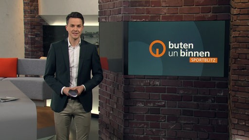 Sportblitz Moderator Yannick Lowin im Studio von buten un binnen