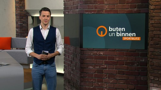 Moderator Yannick Lowin im Sportblitz Studio von buten un binnen