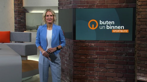 Moderatorin Janna Betten im Studio von buten un binnen.