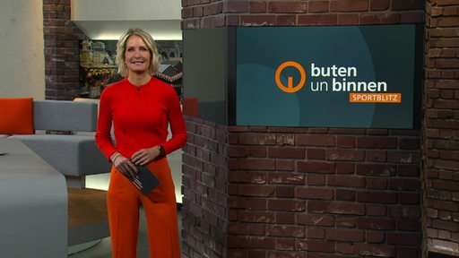 Sportblitzmoderatorin Janna Betten im Studio von buten un binnen.