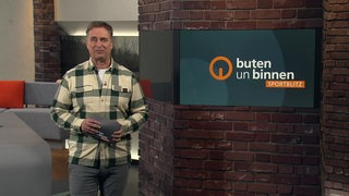 Der Sportblitz Moderator Stephan Schiffner im Studio von buten un binnen