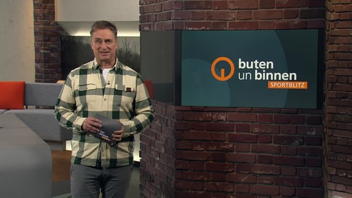 Der Sportblitzmoderator Stephan Schiffner im Studio von buten un binnen