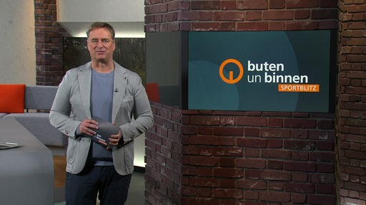 Der Sportblitz Moderator Stephan Schiffner im Studio von buten un binnen