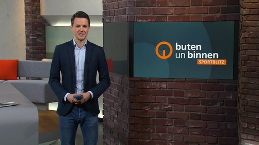 Sportblitzmoderator Yannick Lowin im Studio von buten un binnen