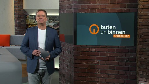 Der Sportblitz Moderator Stephan Schiffner im Studio von buten un binnen