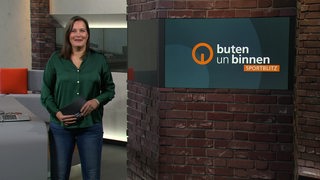 Sportblitz-Moderatorin Pascale Ciesla im Studio von buten un binnen