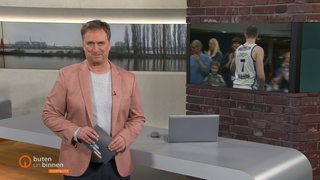 Der Sportblitzmoderator Stephan Schiffner im Studio von buten un binnen