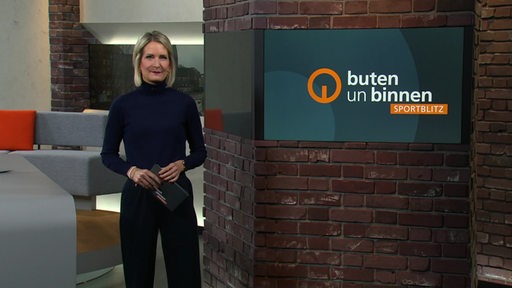 Moderatorin Janna Betten im Studio von buten un binnen